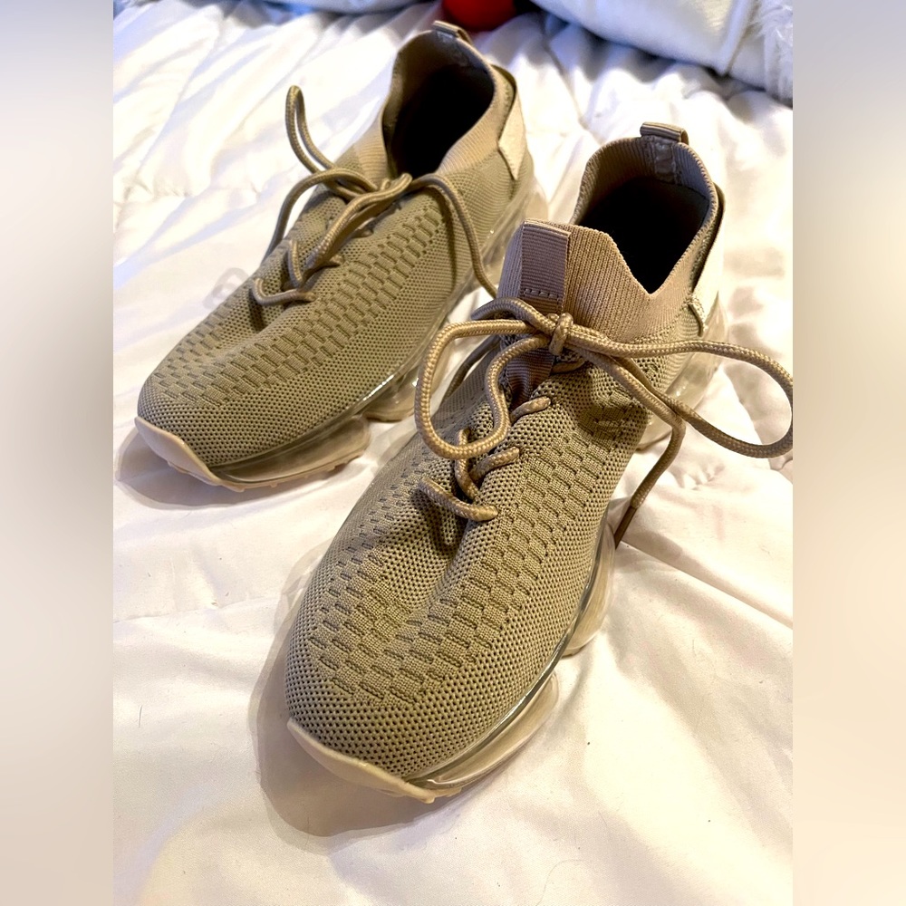 ✨La Sheelah brand size 6.5 tennis shoes, gray and clear color!✨